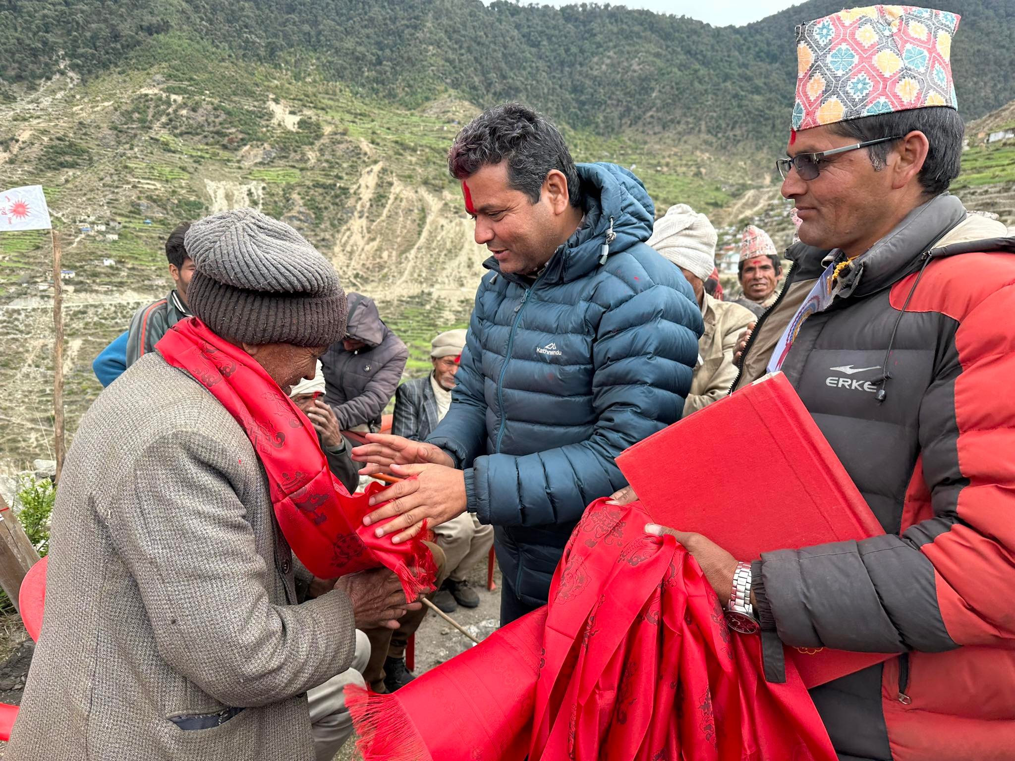 ‘मिसन ग्रासरुट’मा ताँजकोटः ६ जना एमाले प्रवेश, १६ जना सम्मानित 